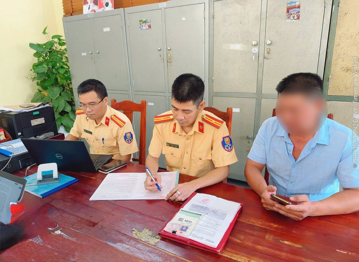 xe khach thiet ke 22 cho, nhung cho 48 nguoi bi csgt phu tho xu ly hinh anh 1