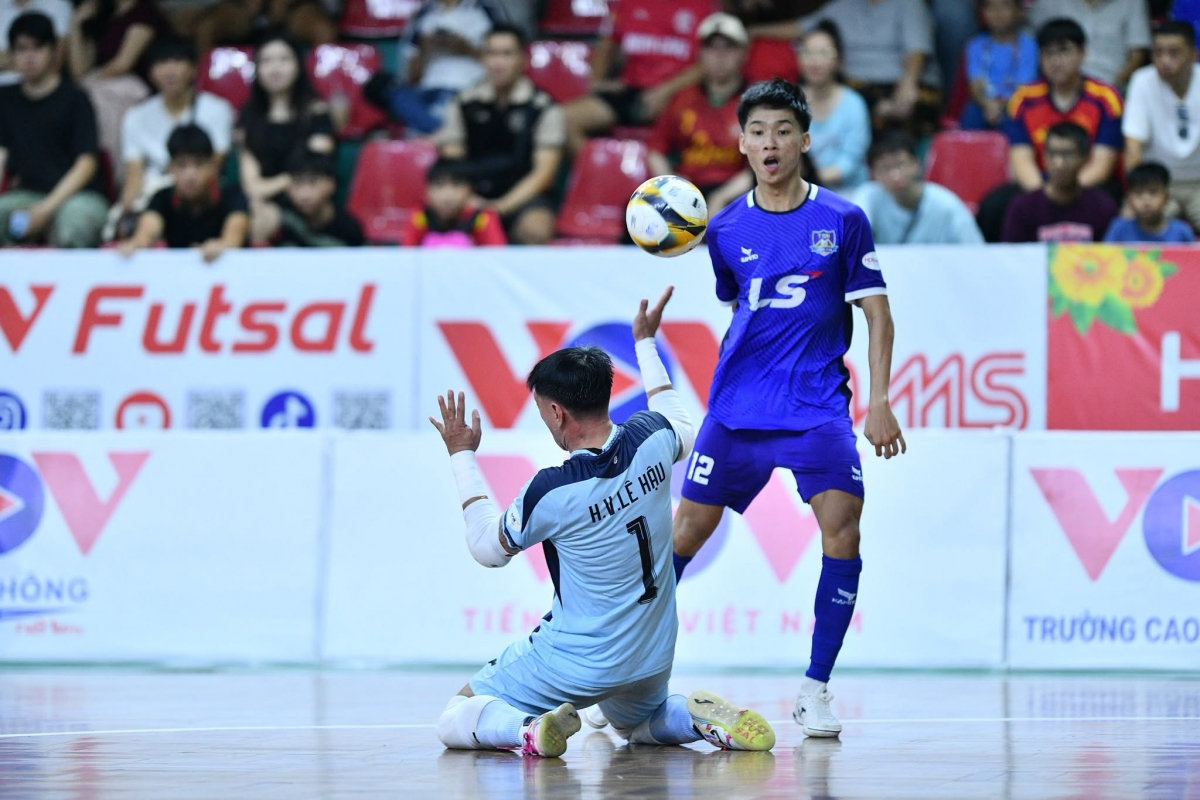 Văn Hoài lốp bóng rất kỹ thuật để nâng tỷ số lên 2-0 (Ảnh: VOV)