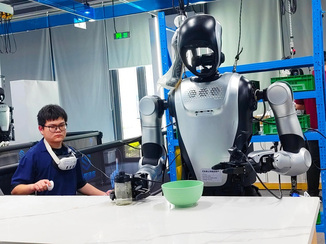 Chuyên gia đào tạo robot cách nấu những món ăn đơn giản. (Ảnh: SPH Media)