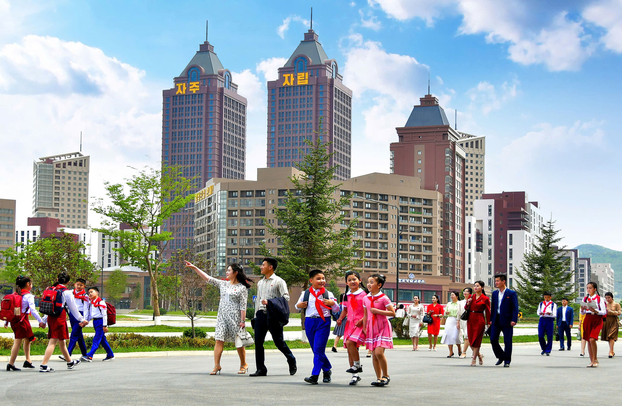 Chủ nhân của những căn nhà mới tại quận Hwasong.