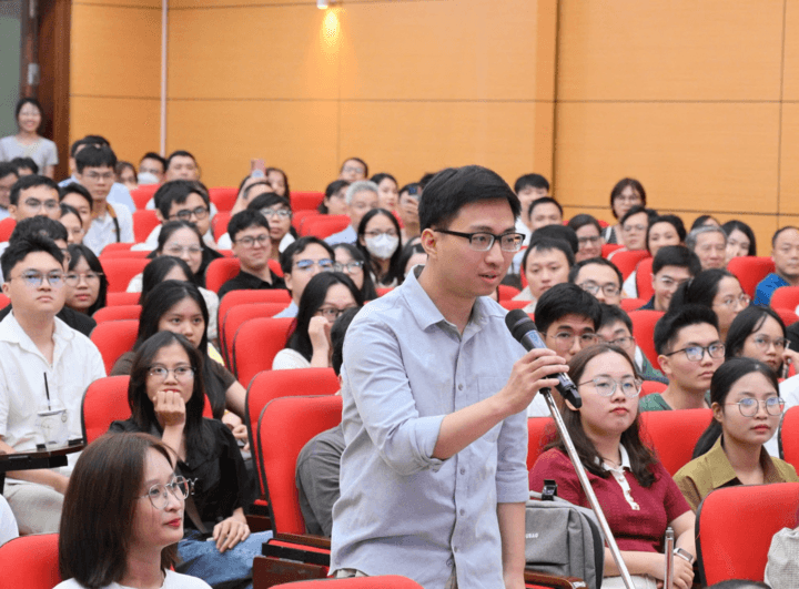 Một bác sĩ nội trú trường Đại học Y Hà Nội trong khoảng khắc 30 giây hô tên chọn ngành tại sự kiện “Match Day” 2025.