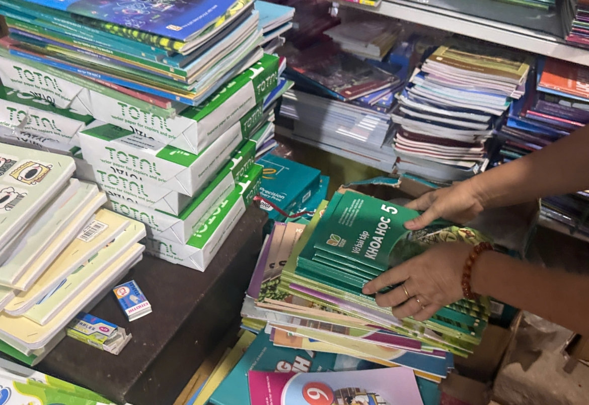 phụ huynh quảng trị lo lắng vì thiếu cục bộ sách giáo khoa đầu năm học hình ảnh 2 phu huynh quang tri lo lang vi thieu cuc bo sach giao khoa dau nam hoc hinh anh 2