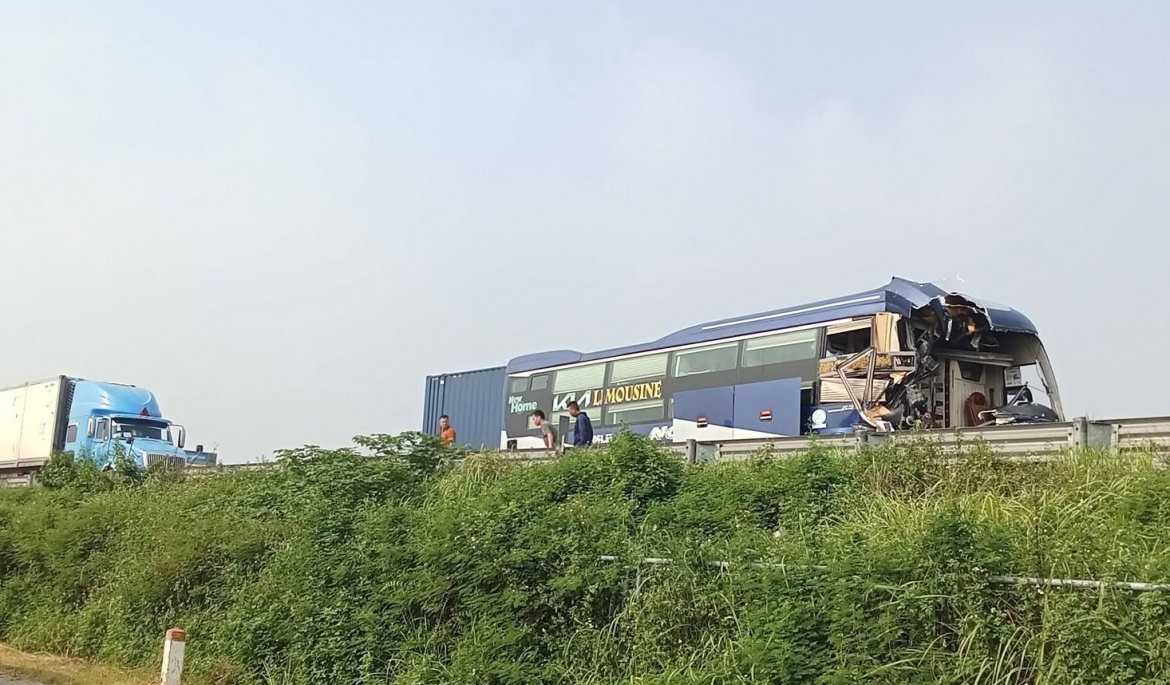 Ô tô khách húc đuôi xe đầu kéo trên cao tốc pháp vân - cầu giẽ, 1 người tử vong hình ảnh 1 O to khach huc duoi xe dau keo tren cao toc phap van - cau gie, 1 nguoi tu vong hinh anh 1