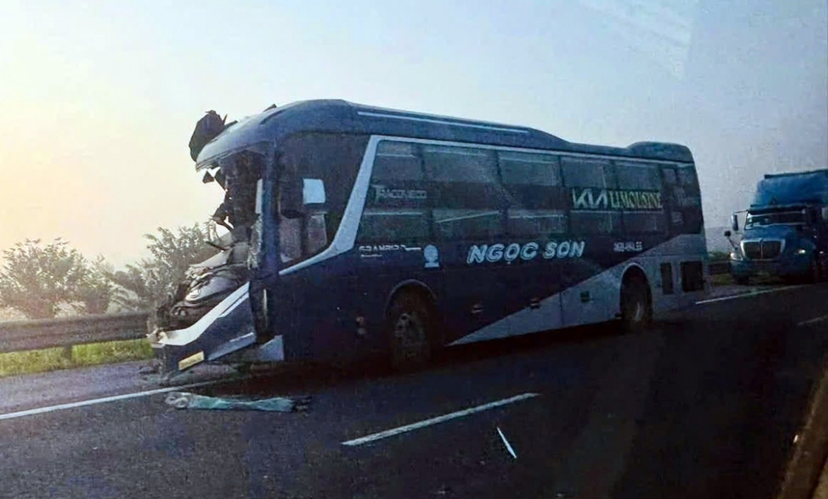 Ô tô khách húc đuôi xe đầu kéo trên cao tốc pháp vân - cầu giẽ, 1 người tử vong hình ảnh 2 O to khach huc duoi xe dau keo tren cao toc phap van - cau gie, 1 nguoi tu vong hinh anh 2