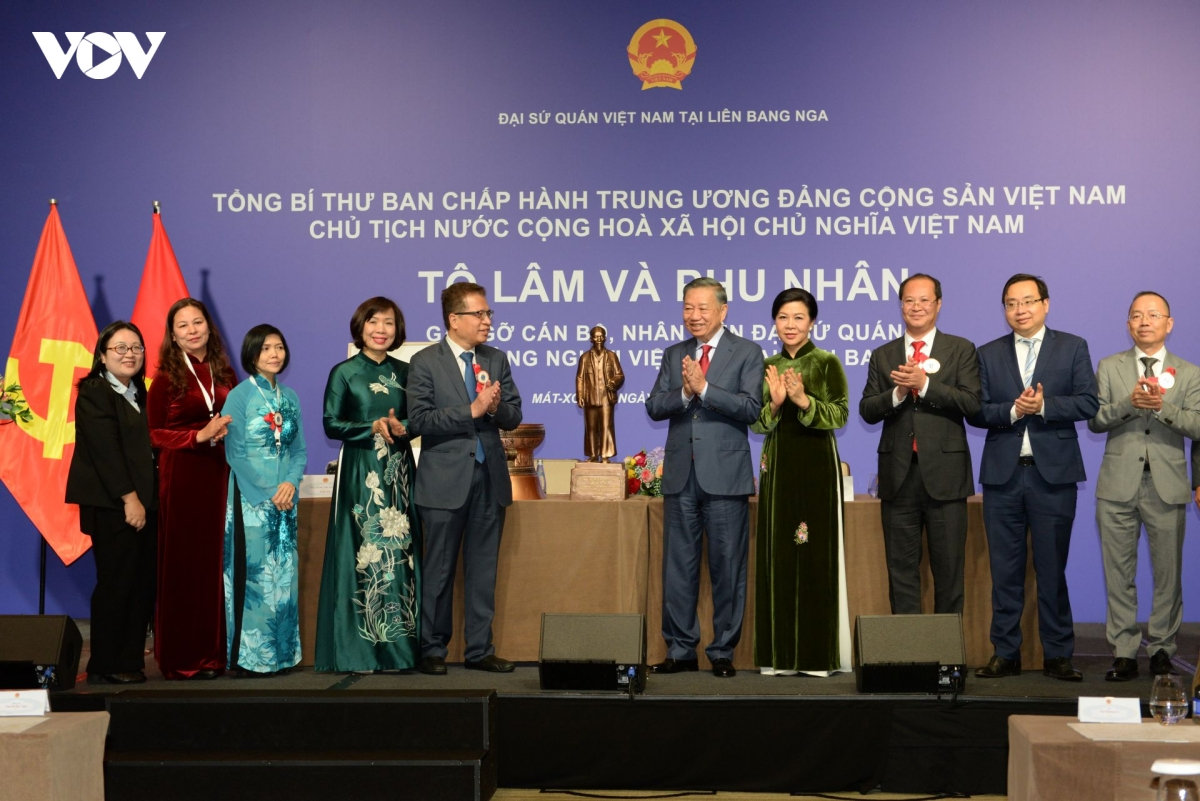 tổng bí thư, chủ tịch nước tô lâm gặp gỡ cán bộ Đại sứ quán và kiều bào tại nga hình ảnh 1 tong bi thu, chu tich nuoc to lam gap go can bo Dai su quan va kieu bao tai nga hinh anh 1