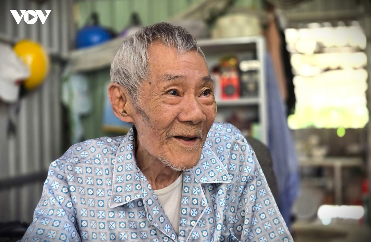 Ong lao u90 miet mai hoc ai noi dat rung u minh ha hinh anh 1