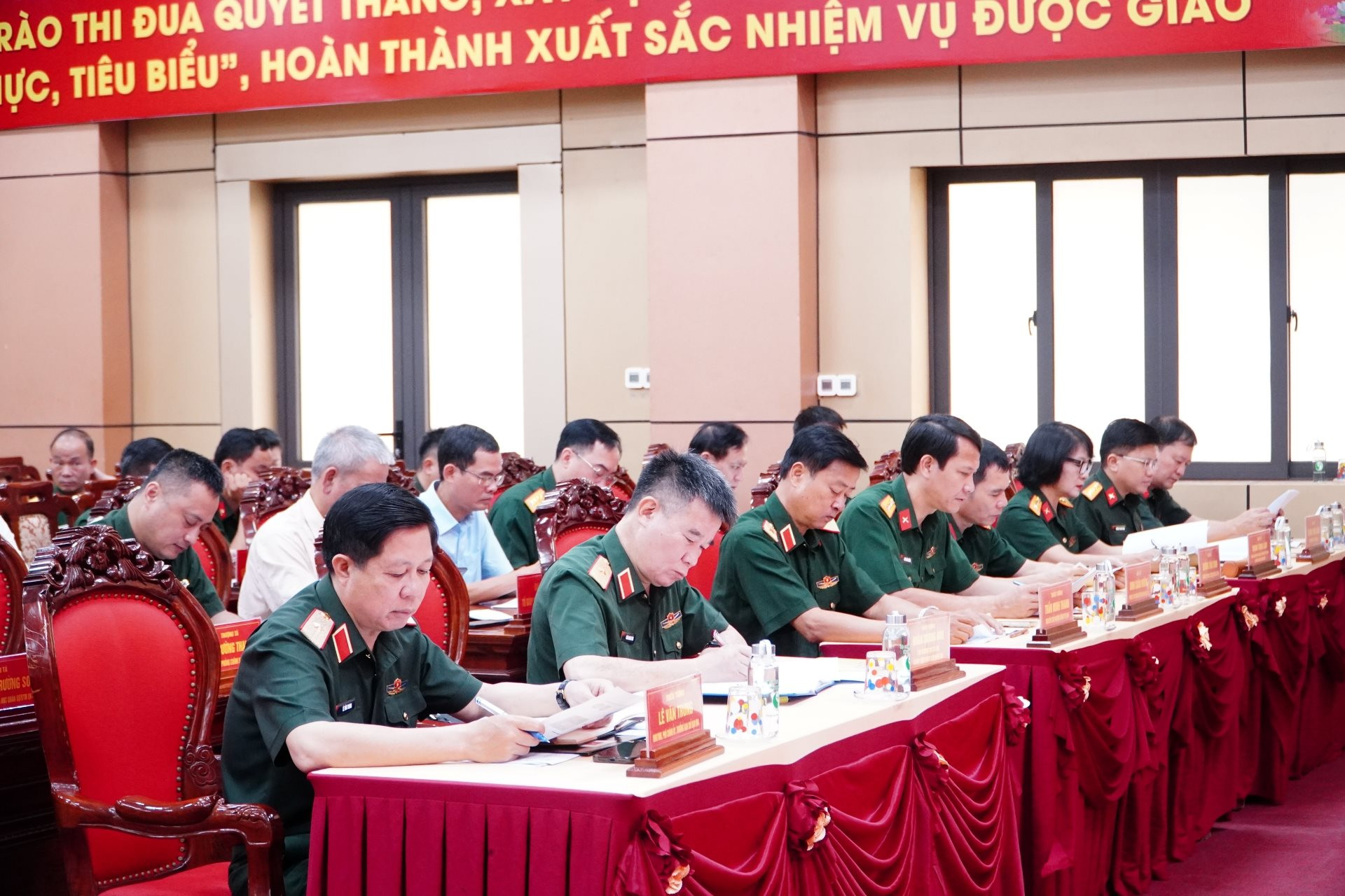 cac-dai-bieu-bo-quoc-phong-quan-khu-4-du-hoi-thao.jpg