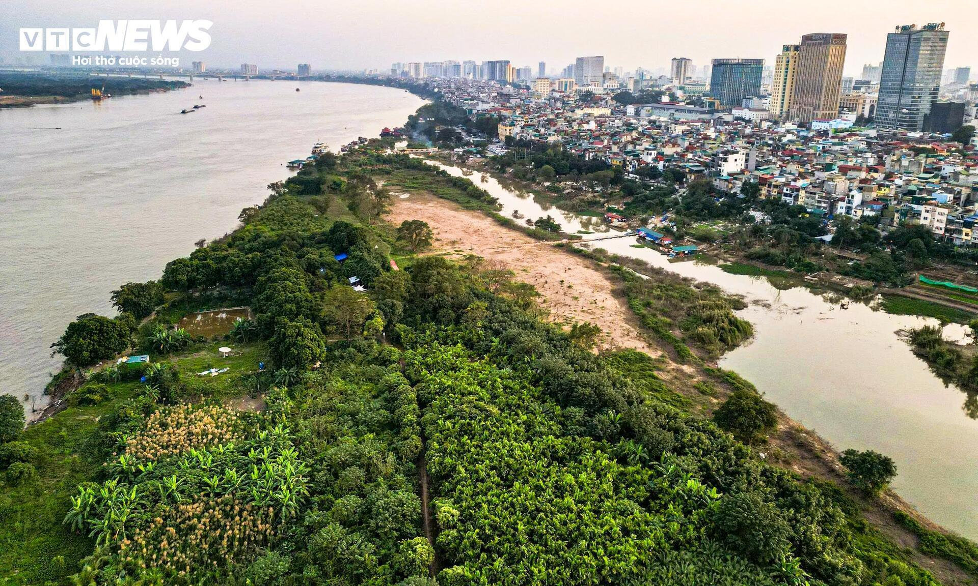 Khu vực nghiên cứu dọc sông Hồng dài khoảng 40km, từ cầu Hồng Hà đến cầu Mễ Sở, đi qua 16 xã, phường với diện tích khoảng 11.418ha.