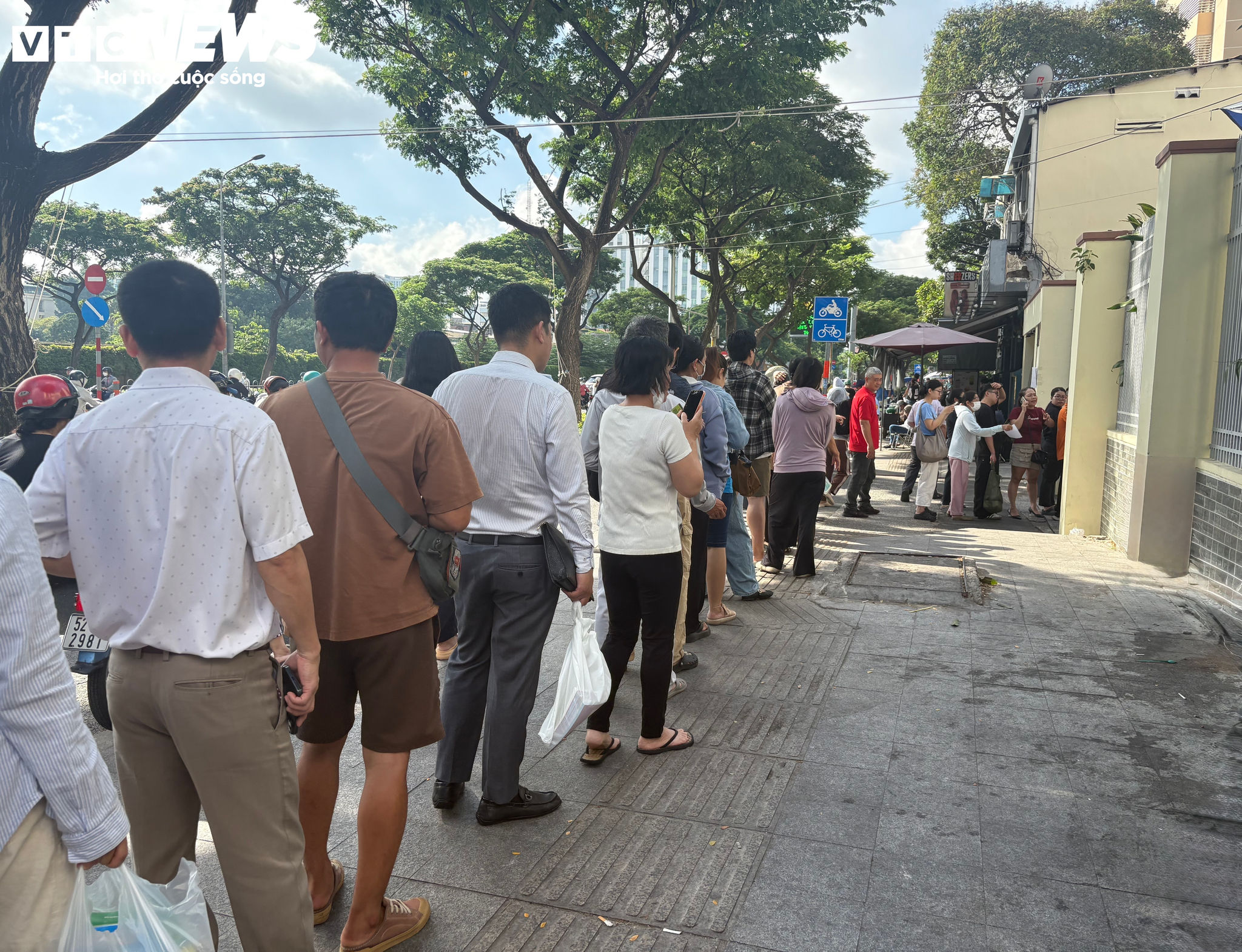 Người dân xếp hàng từ ngoài cổng trụ sở Nhà xuất bản Giáo dục Việt Nam tại TP.HCM để mua sách.