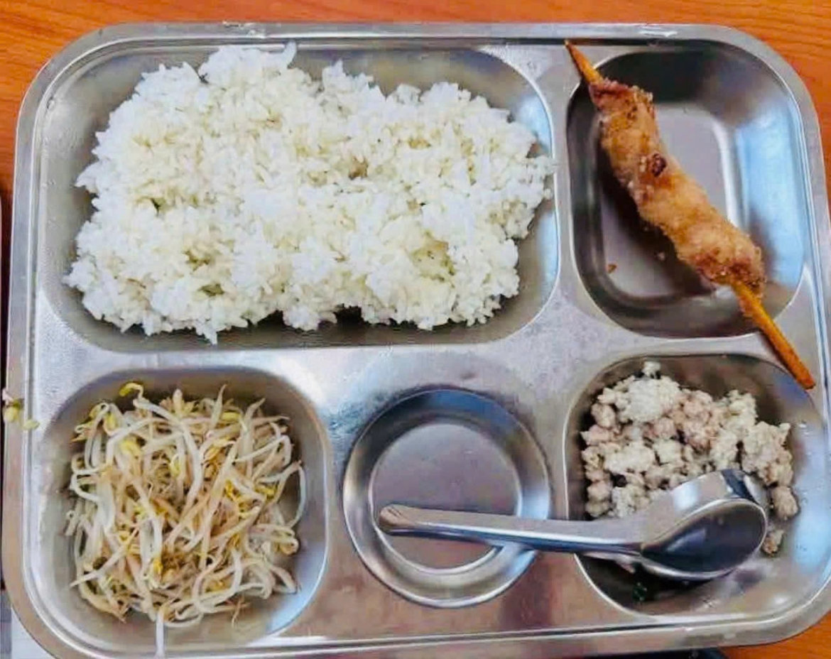 bữa ăn bán trú ở hà nội nơi suất ăn lèo tèo, nơi học sinh chờ cơm đến quá trưa hình ảnh 1 bua an ban tru o ha noi noi suat an leo teo, noi hoc sinh cho com den qua trua hinh anh 1