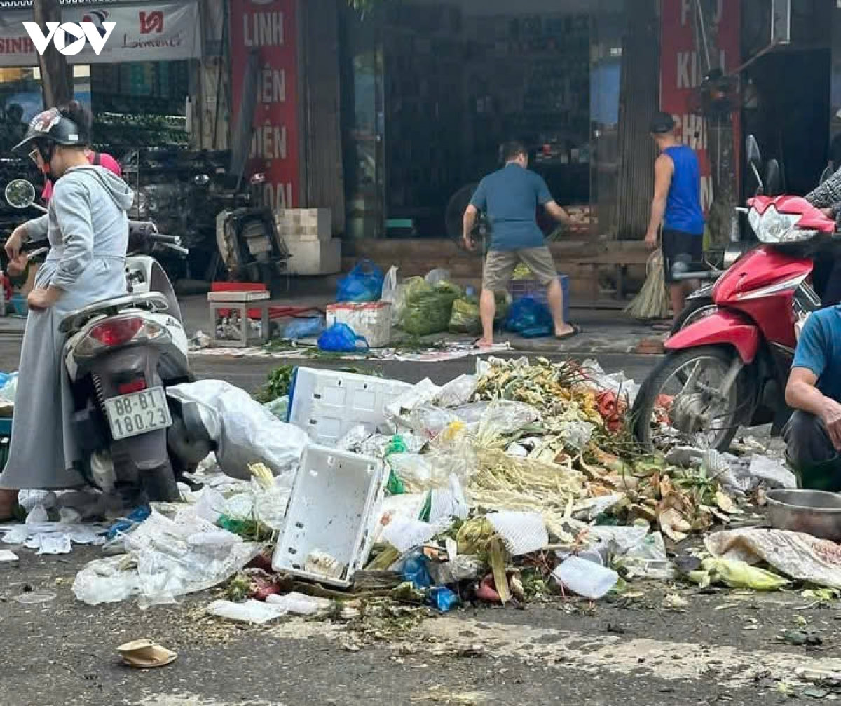 rác thải ùn ứ ở vĩnh yên phú thọ khi người dân chặn đường vào bãi rác núi bông hình ảnh 1 rac thai un u o vinh yen phu tho khi nguoi dan chan duong vao bai rac nui bong hinh anh 1