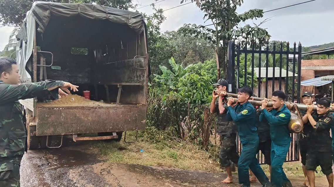 trục vớt, xử lý thành công quả bom nặng 300kg dưới lòng suối ở Đồng nai hình ảnh 3 truc vot, xu ly thanh cong qua bom nang 300kg duoi long suoi o Dong nai hinh anh 3