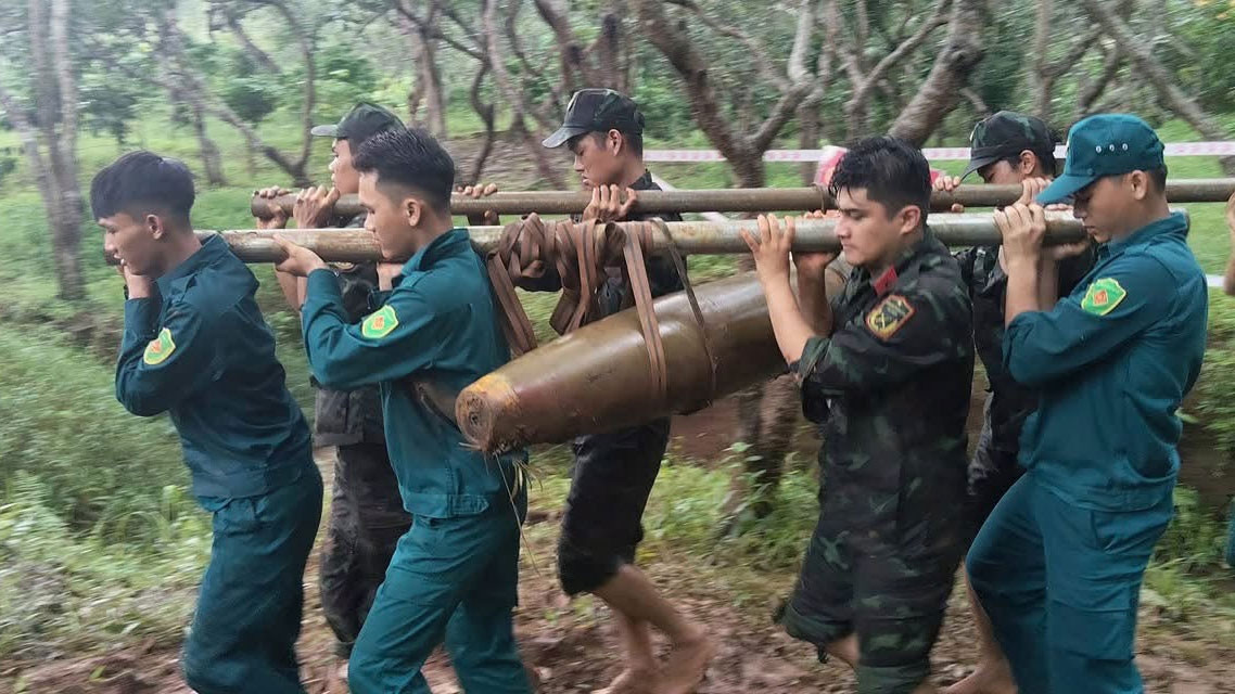 trục vớt, xử lý thành công quả bom nặng 300kg dưới lòng suối ở Đồng nai hình ảnh 2 truc vot, xu ly thanh cong qua bom nang 300kg duoi long suoi o Dong nai hinh anh 2