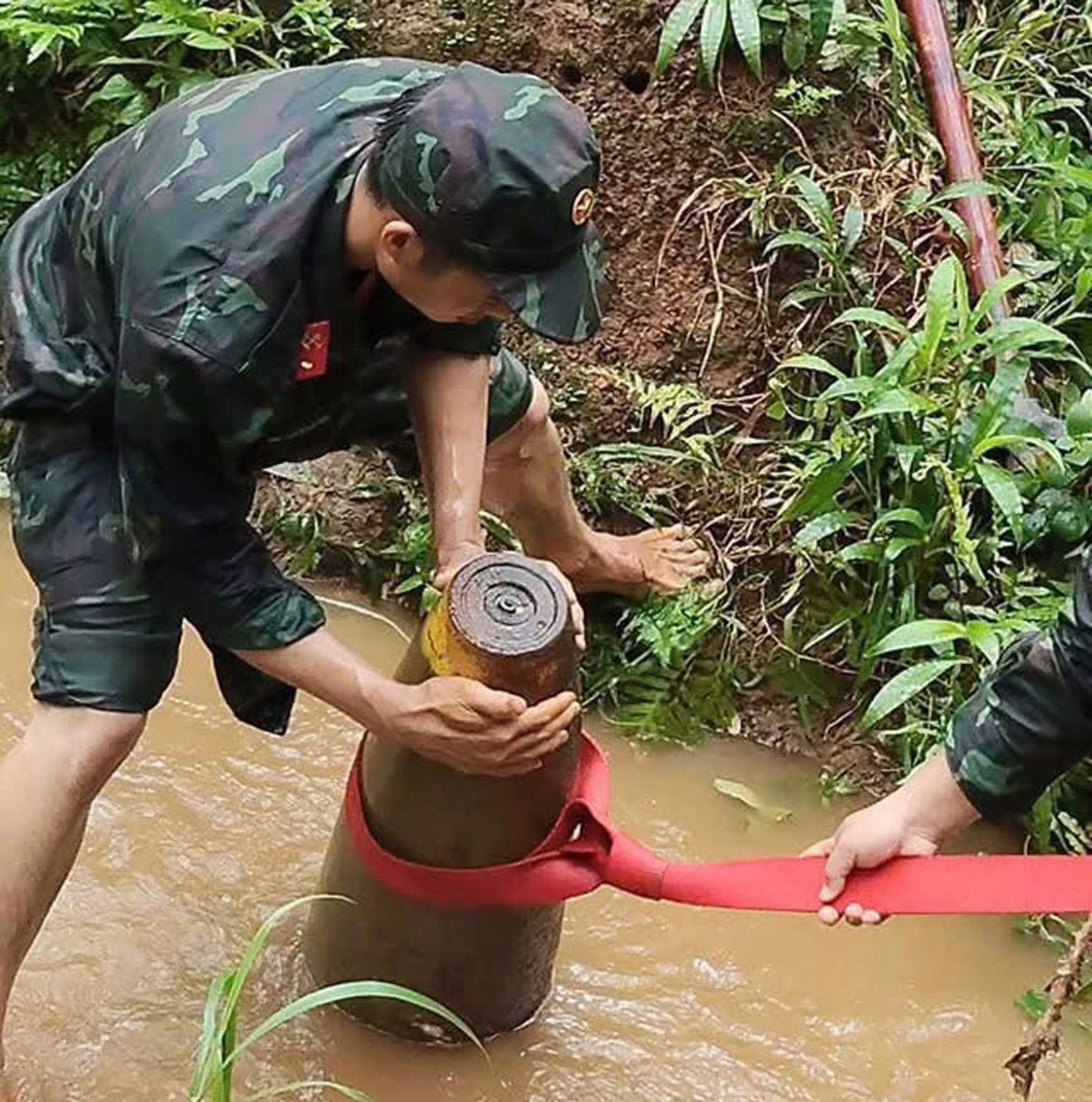 trục vớt, xử lý thành công quả bom nặng 300kg dưới lòng suối ở Đồng nai hình ảnh 1 truc vot, xu ly thanh cong qua bom nang 300kg duoi long suoi o Dong nai hinh anh 1