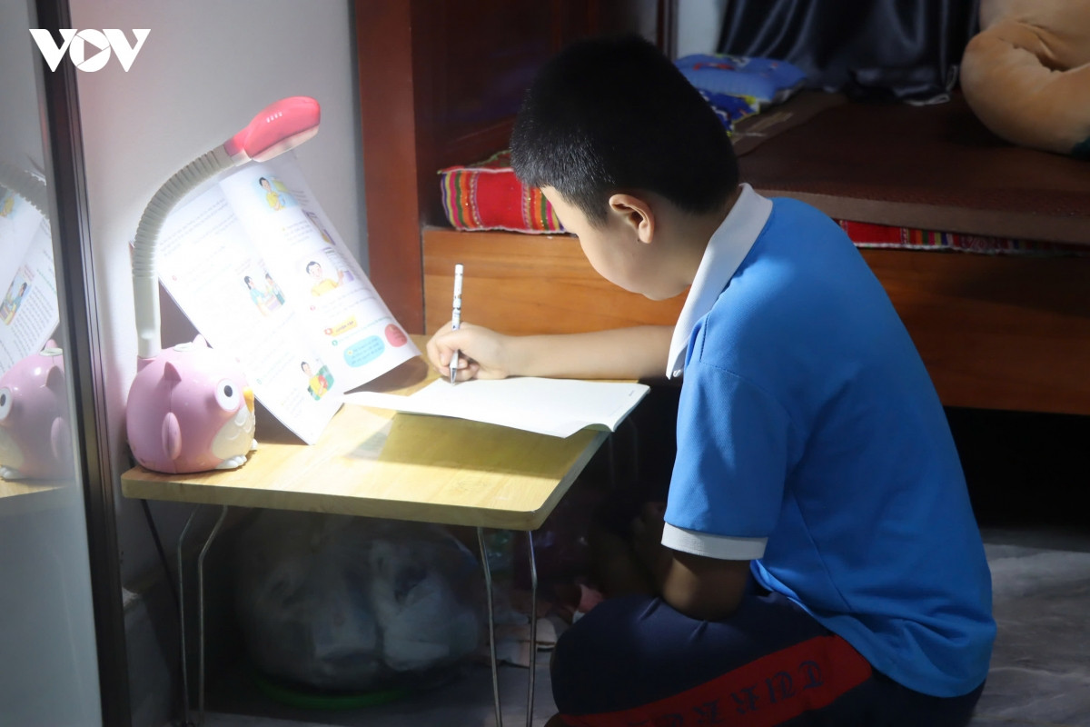 từ chiếc bàn học đến dịch vụ công tận bản chính quyền đổi cách làm hình ảnh 3 tu chiec ban hoc den dich vu cong tan ban chinh quyen doi cach lam hinh anh 3