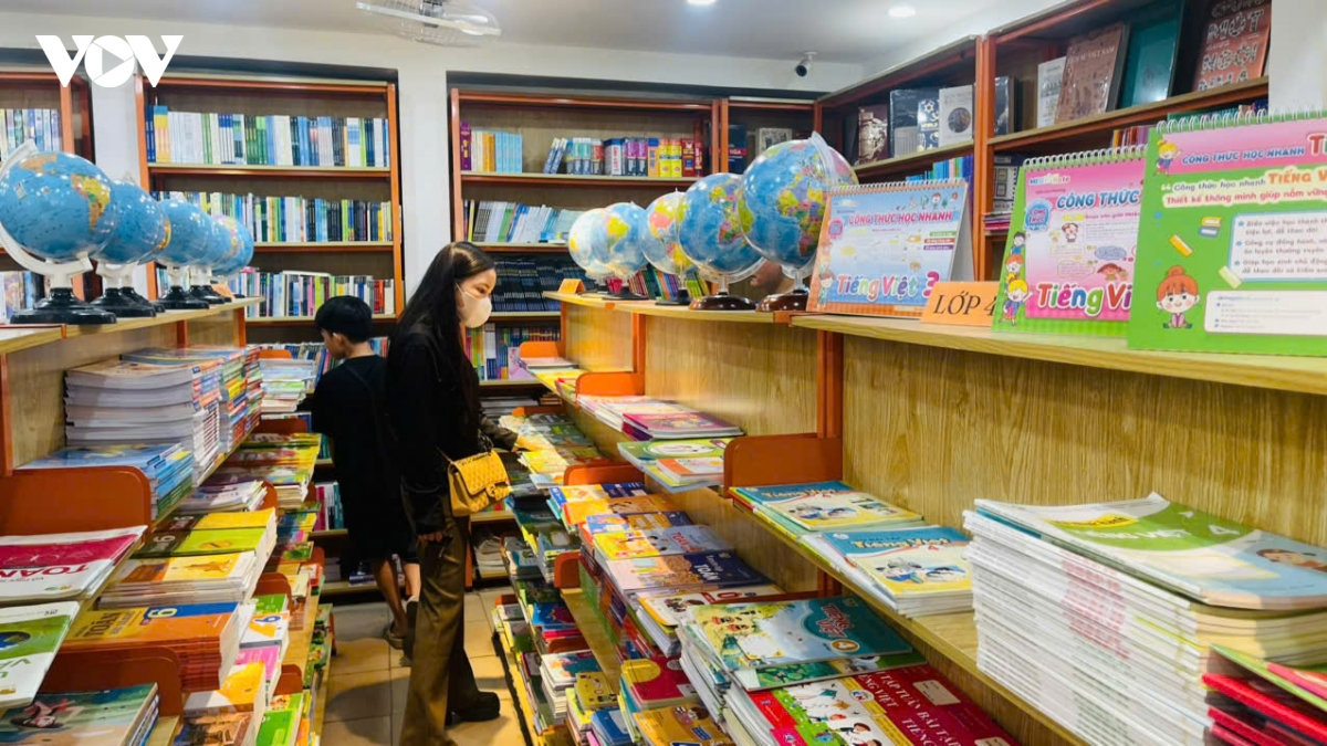 thiếu sách giáo khoa, phụ huynh phải mua online với giá cao hình ảnh 1 thieu sach giao khoa, phu huynh phai mua online voi gia cao hinh anh 1