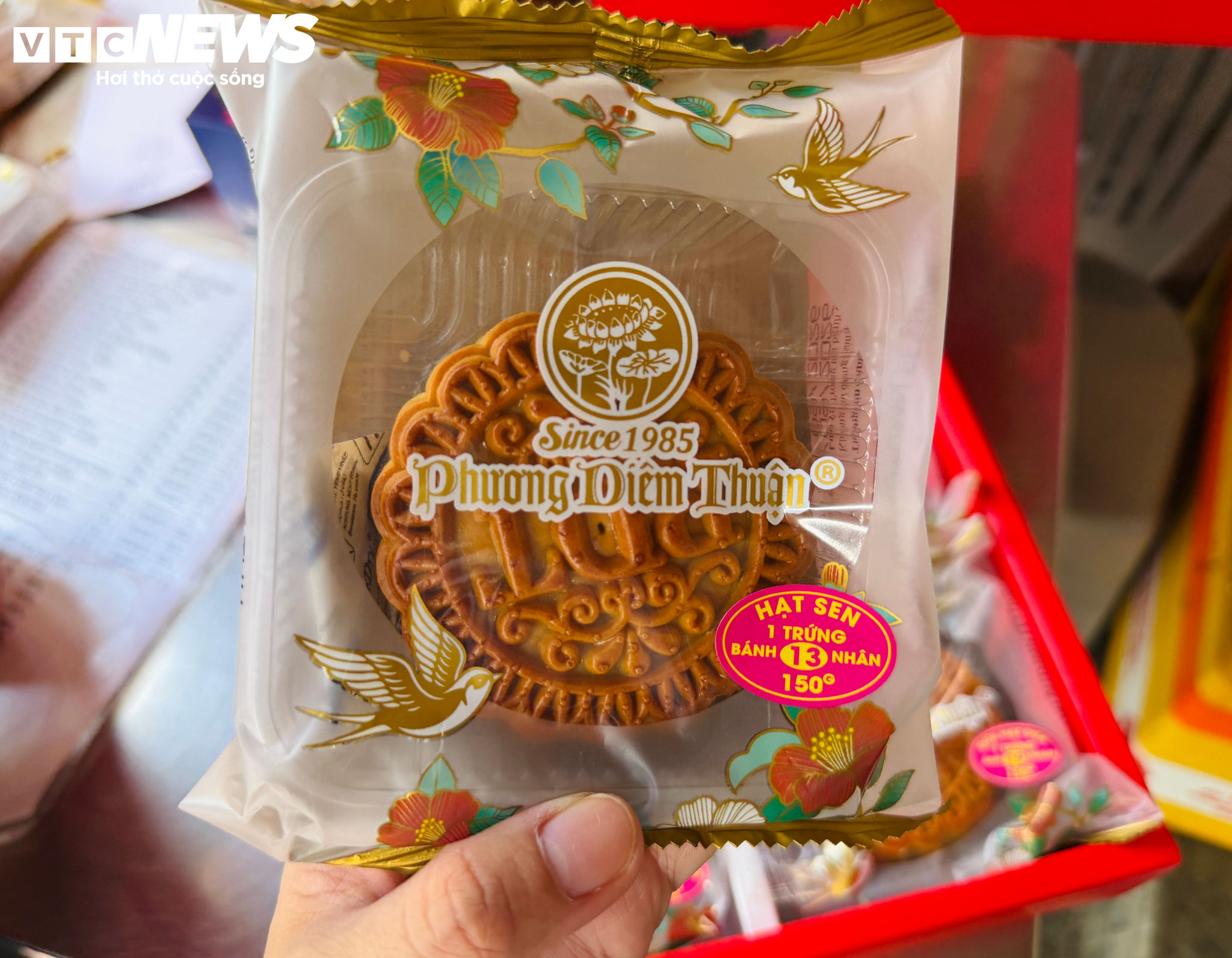 Bánh nhân hạt sen được nhiều khách hàng yêu thích.