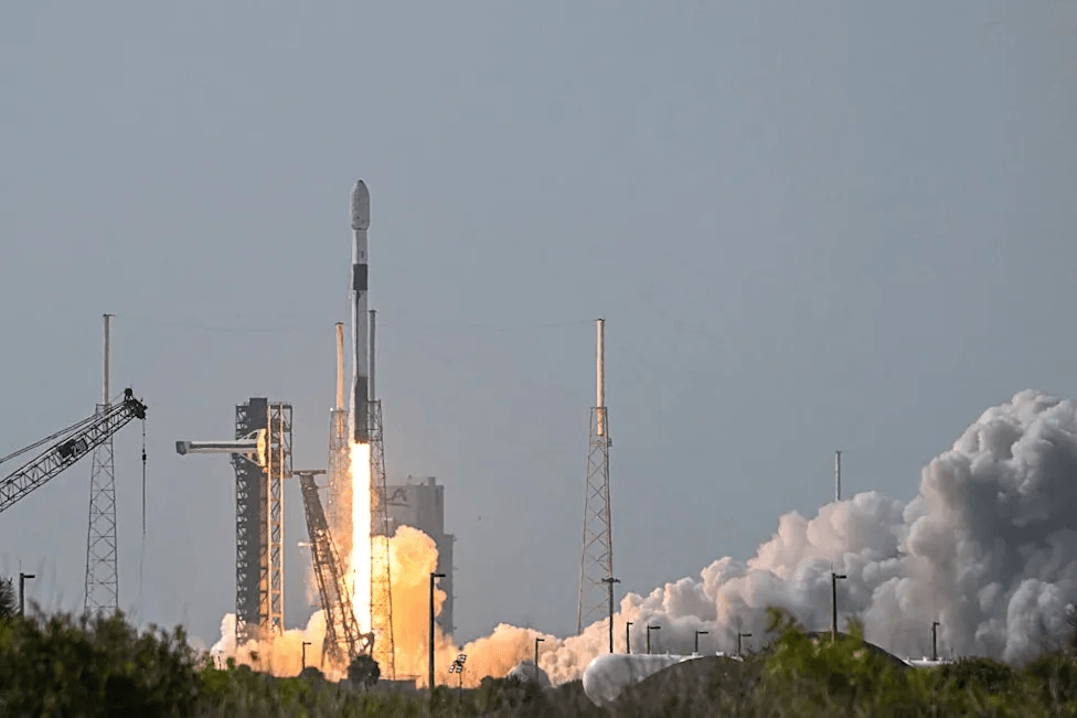 Tên lửa Falcon 9 của SpaceX rời bệ phóng tại Cape Canaveral, mang theo vệ tinh và thiết bị phục vụ các nhiệm vụ không gian. (Ảnh: SpaceX)