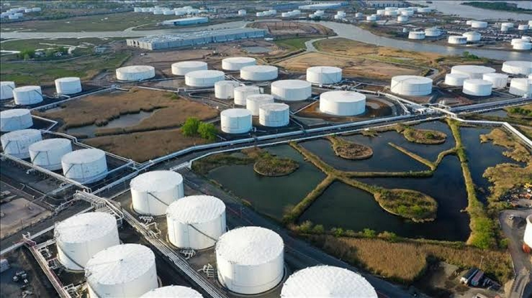 Giá dầu thế giới hôm nay tiếp tục tăng mạnh, vượt 100 USD/thùng. (Ảnh minh họa: Reuters).