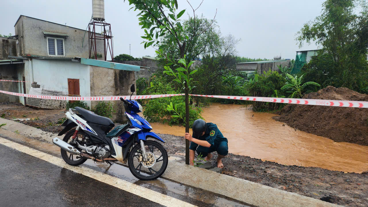 Hàng trăm nhà dân ở Đồng Nai ngập sâu sau trận mưa lớn - 4