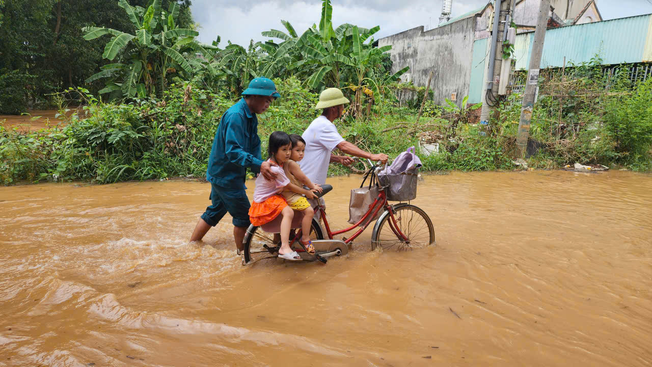 Hàng trăm nhà dân ở Đồng Nai ngập sâu sau trận mưa lớn - 2