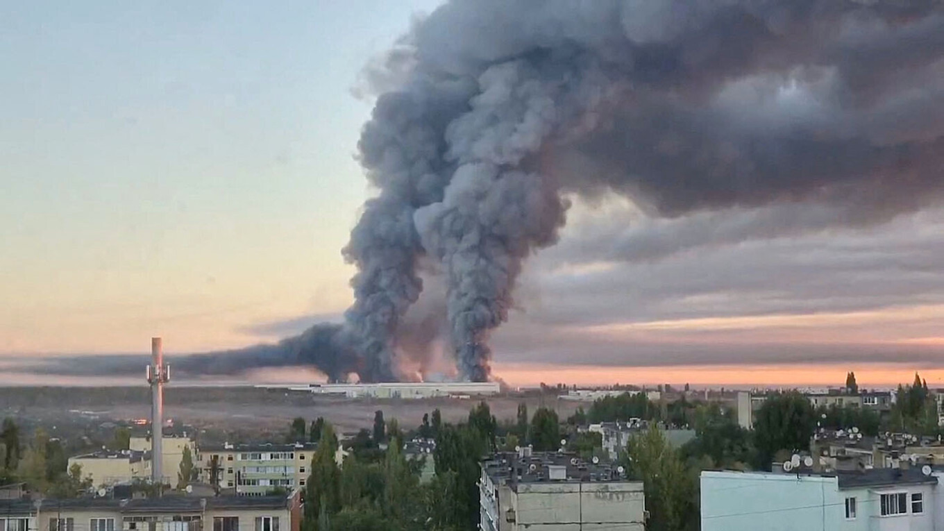 Một kho hàng của Ozon ở Saratov bốc cháy dữ dội sau một cuộc tấn công của Ukraine. (Ảnh: The Moscow Times)