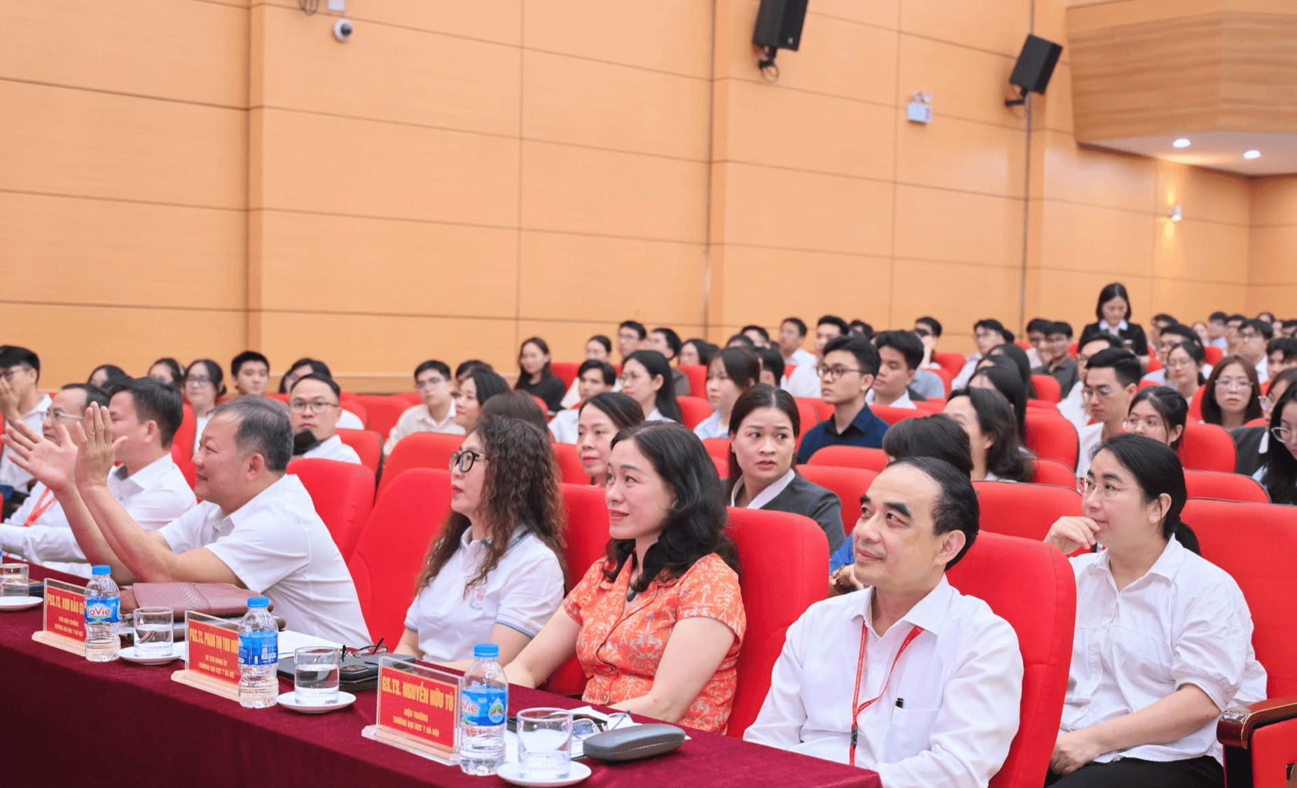 Các giảng viên trường Đại học Y Hà Nội nhắn nhủ, thí sinh “hụt” chuyên ngành mong muốn tại Match Day không đồng nghĩa cánh cửa nghề nghiệp khép lại, bởi nội trú chỉ là một trong nhiều con đường.