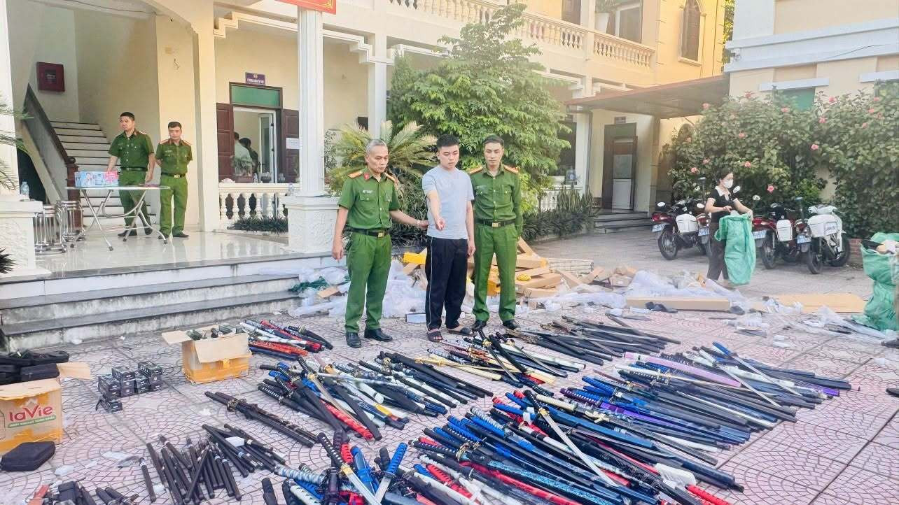 Ninh Văn Thanh cùng tang vật. (Ảnh: Công an Bắc Ninh).