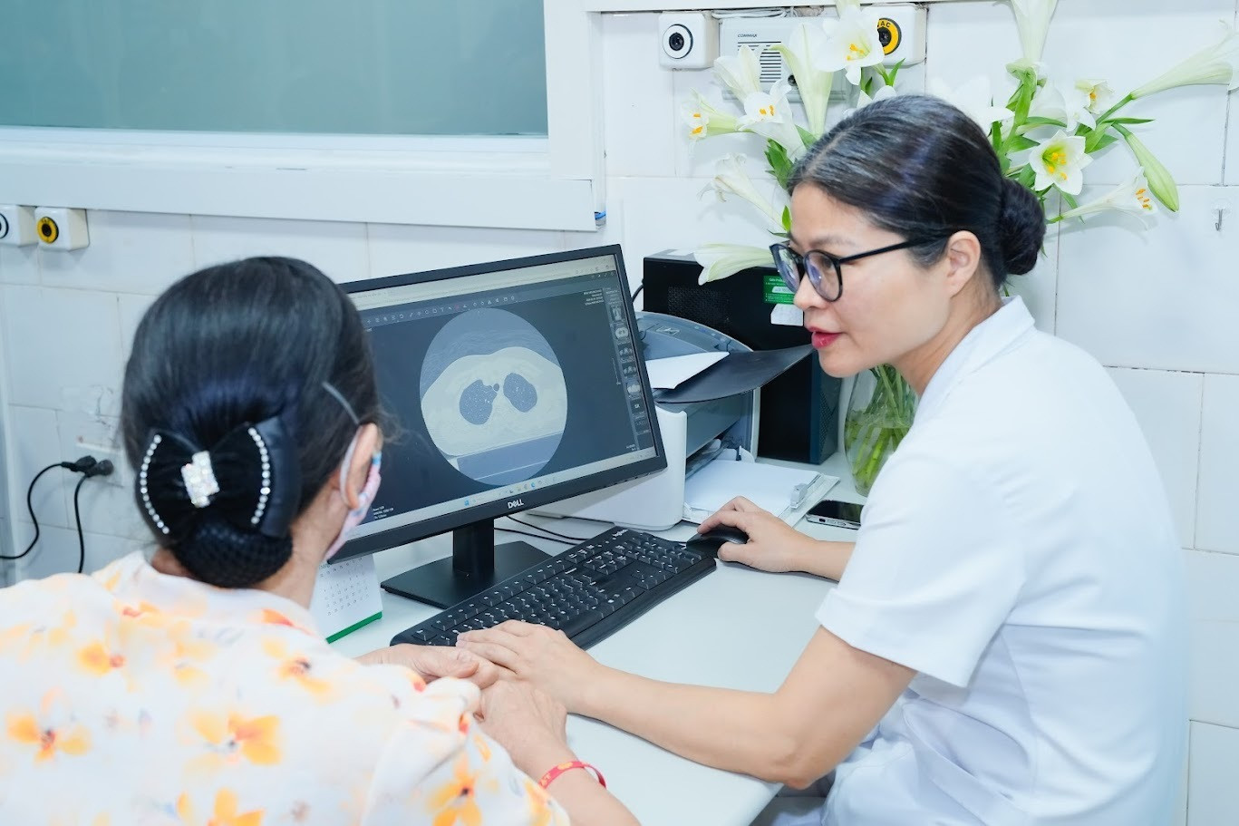 Người dân tầm soát ung thư phổi tại Bệnh viện Bạch Mai.