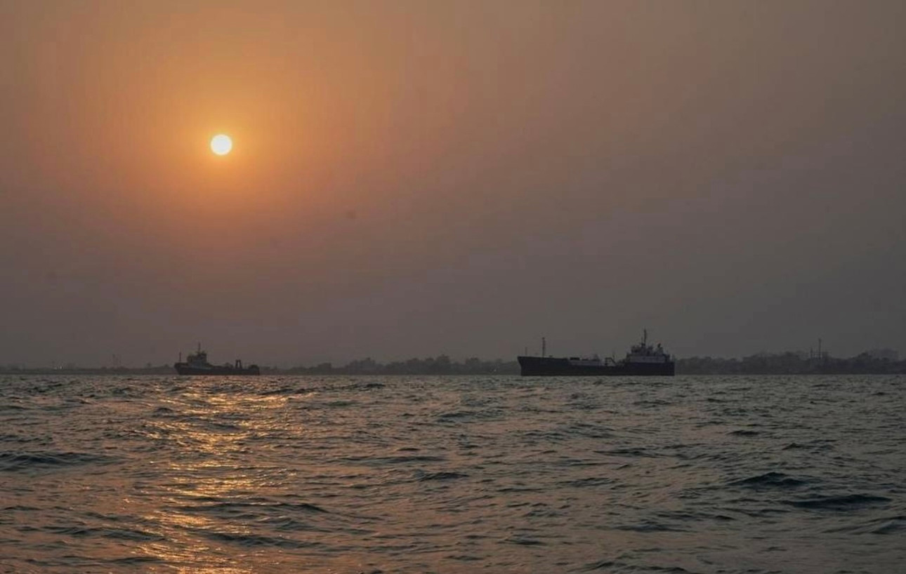 Tàu thuyền trên eo biển Hormuz. (Ảnh: AP)