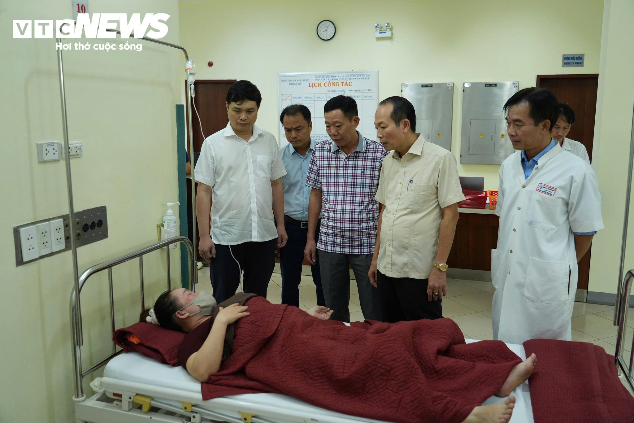 Tối 11/9, lãnh đạo TP Huế trực tiếp đến cơ sở y tế thăm hỏi một số trường hợp nghi ngộ độc và chỉ đạo khẩn các đơn vị liên quan khẩn trương làm rõ nguyên nhân