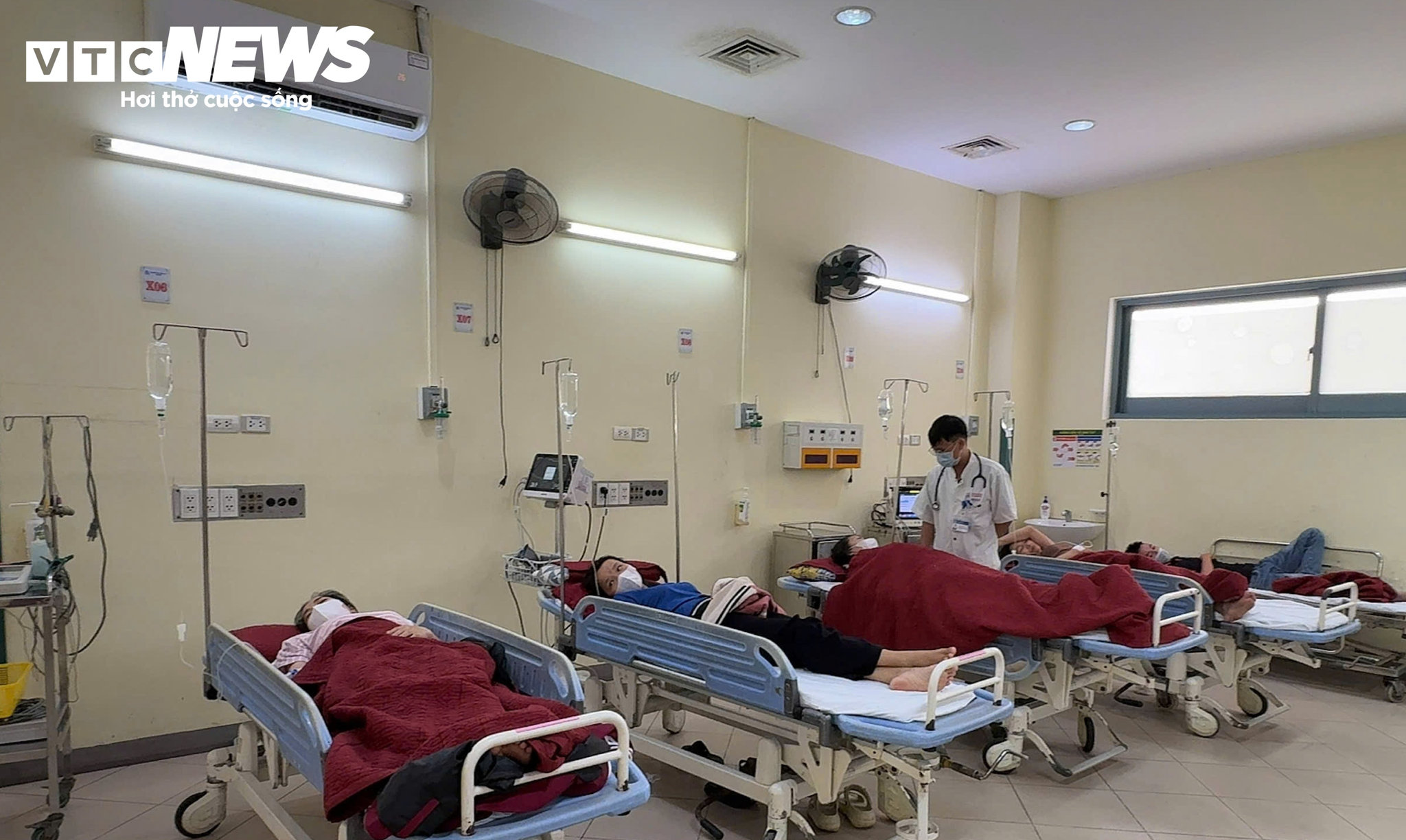 Một số bệnh nhân trong vụ nghi ngộ độc xảy ra tại Công ty Scavi đang điều trị tại Bệnh viện Trung ương Huế cơ sở 2