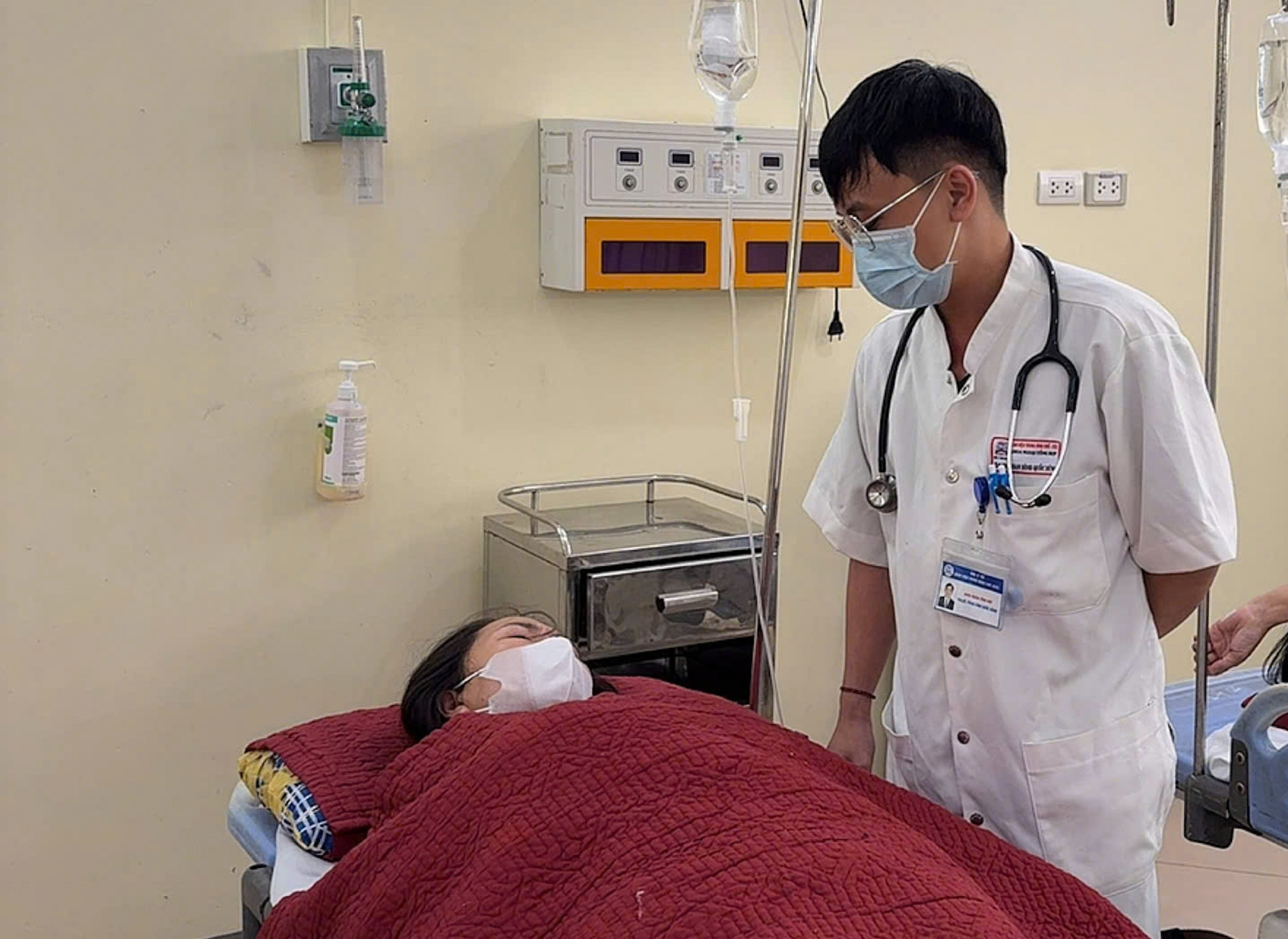 Các bác sĩ tại Bệnh viện Trung ương Huế cơ sở 2 đang túc trực theo dõi, điều trị cho những ca nghi bị ngộ độc xảy ra tại Công ty Scavi Huế