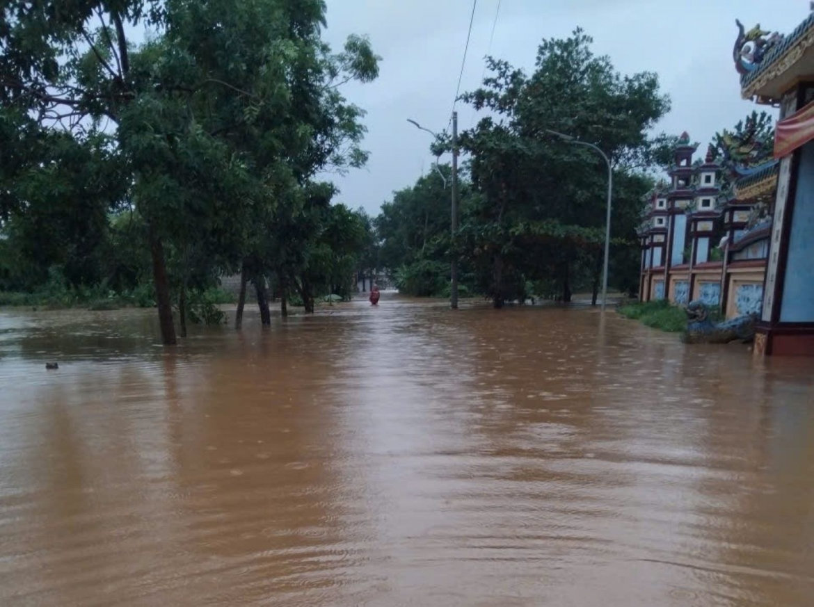 mưa lớn gây ngập nhiều khu vực ở huế hình ảnh 2 mua lon gay ngap nhieu khu vuc o hue hinh anh 2
