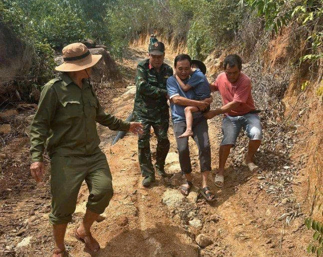 chú chó mực theo bé trai 6 tuổi suốt hành trình 1 ngày lạc trên núi hình ảnh 2 chu cho muc theo be trai 6 tuoi suot hanh trinh 1 ngay lac tren nui hinh anh 2