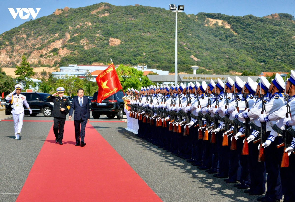 chu tich quoc hoi lam viec voi quan chung hai quan va khao sat lu doan tau ngam 18 hinh anh 1