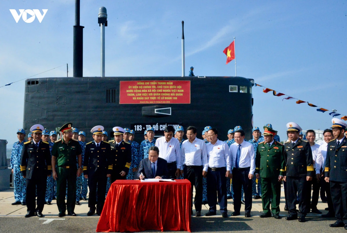 chu tich quoc hoi lam viec voi quan chung hai quan va khao sat lu doan tau ngam 18 hinh anh 2
