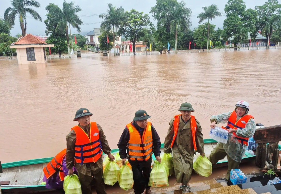 nước lũ lên nhanh tại quảng trị, di dời hàng trăm hộ dân bị ngập đến nơi an toàn hình ảnh 1 nuoc lu len nhanh tai quang tri, di doi hang tram ho dan bi ngap den noi an toan hinh anh 1