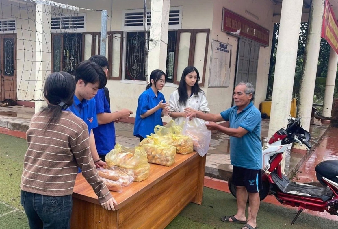 nước lũ lên nhanh tại quảng trị, di dời hàng trăm hộ dân bị ngập đến nơi an toàn hình ảnh 4 nuoc lu len nhanh tai quang tri, di doi hang tram ho dan bi ngap den noi an toan hinh anh 4