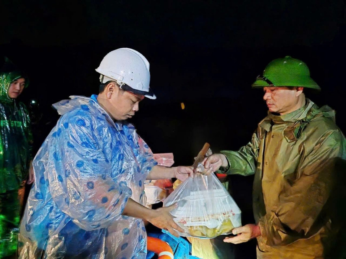 nước lũ lên nhanh tại quảng trị, di dời hàng trăm hộ dân bị ngập đến nơi an toàn hình ảnh 3 nuoc lu len nhanh tai quang tri, di doi hang tram ho dan bi ngap den noi an toan hinh anh 3