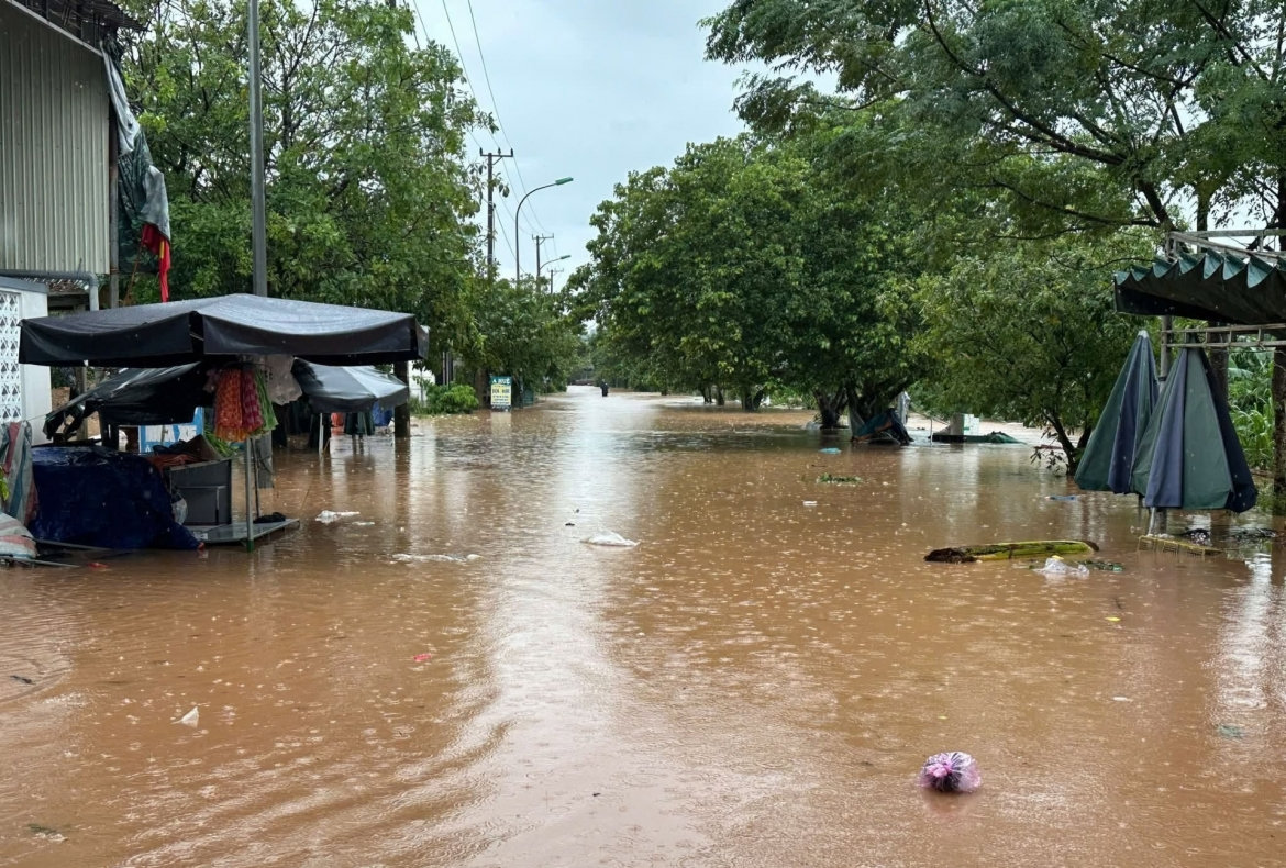 nước lũ lên nhanh tại quảng trị, di dời hàng trăm hộ dân bị ngập đến nơi an toàn hình ảnh 8 nuoc lu len nhanh tai quang tri, di doi hang tram ho dan bi ngap den noi an toan hinh anh 8