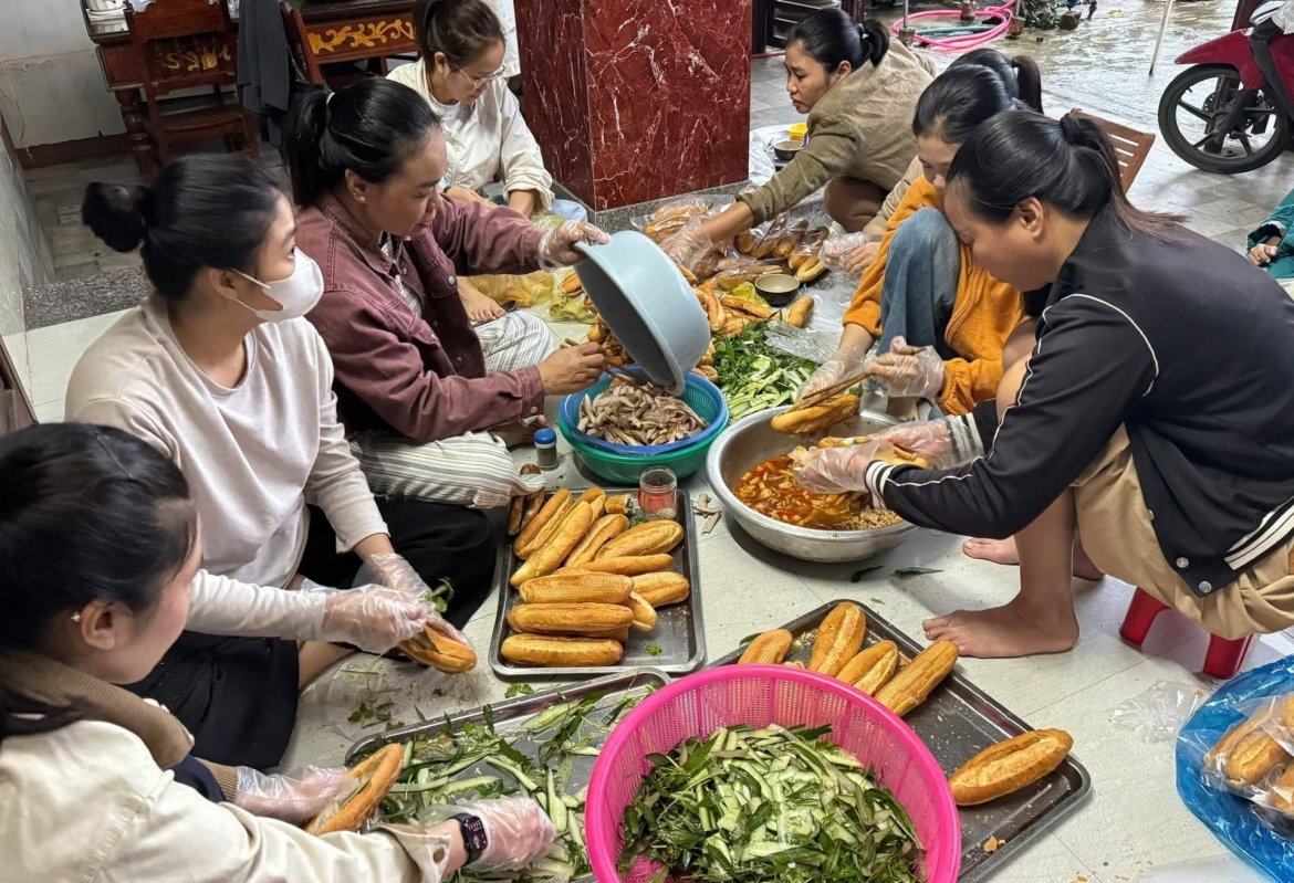 nước lũ lên nhanh tại quảng trị, di dời hàng trăm hộ dân bị ngập đến nơi an toàn hình ảnh 2 nuoc lu len nhanh tai quang tri, di doi hang tram ho dan bi ngap den noi an toan hinh anh 2