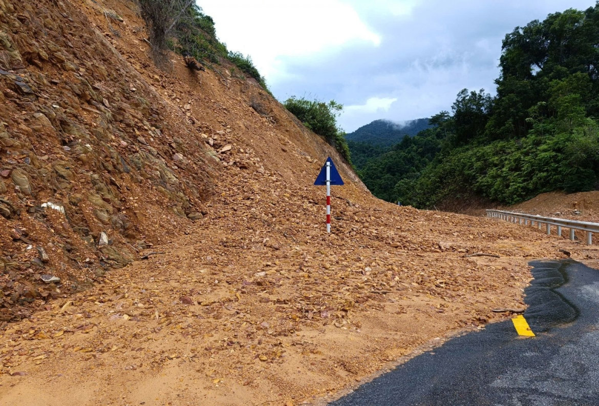 hue khac phuc hang chuc diem sat lo, duong ho chi minh da thong tro lai hinh anh 2