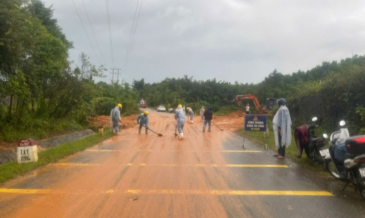 hue khac phuc hang chuc diem sat lo, duong ho chi minh da thong tro lai hinh anh 4
