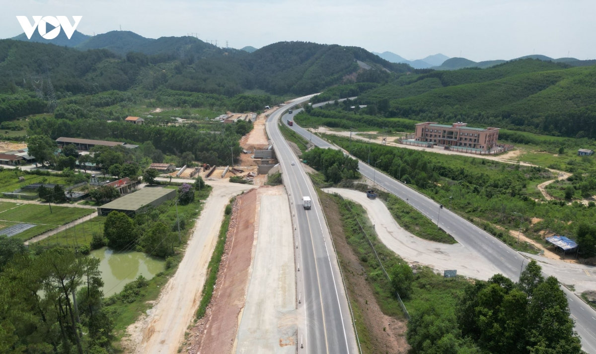 tạm cấm xe lưu thông trên cao tốc cam lộ - la sơn khi mưa lớn hình ảnh 1 tam cam xe luu thong tren cao toc cam lo - la son khi mua lon hinh anh 1