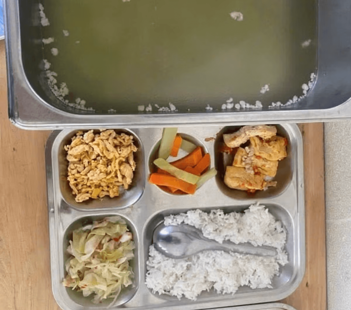 Suất cơm thanh đạm chỉ có rau, trứng và 4 miếng đậu phụ của Trường tiểu học Mê Linh, Hà Nội.