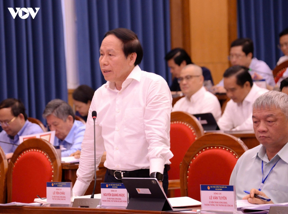thuong truc ban bi thu trao doi chuyen de xay dung Dang voi cac Uy vien trung uong hinh anh 3
