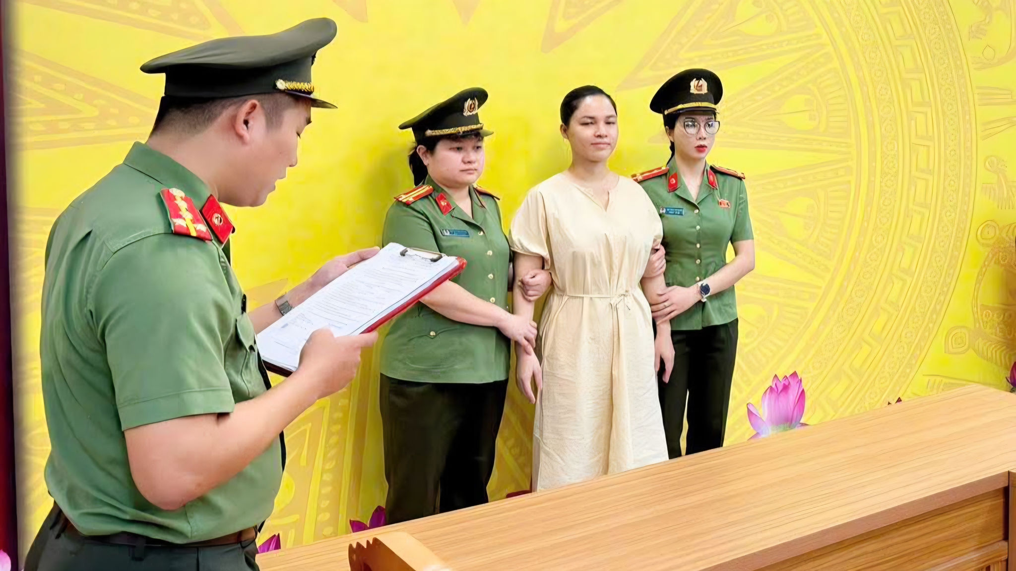 Vũ Thị Dung tại cơ quan công an. (Ảnh: Công an tỉnh Tuyên Quang)