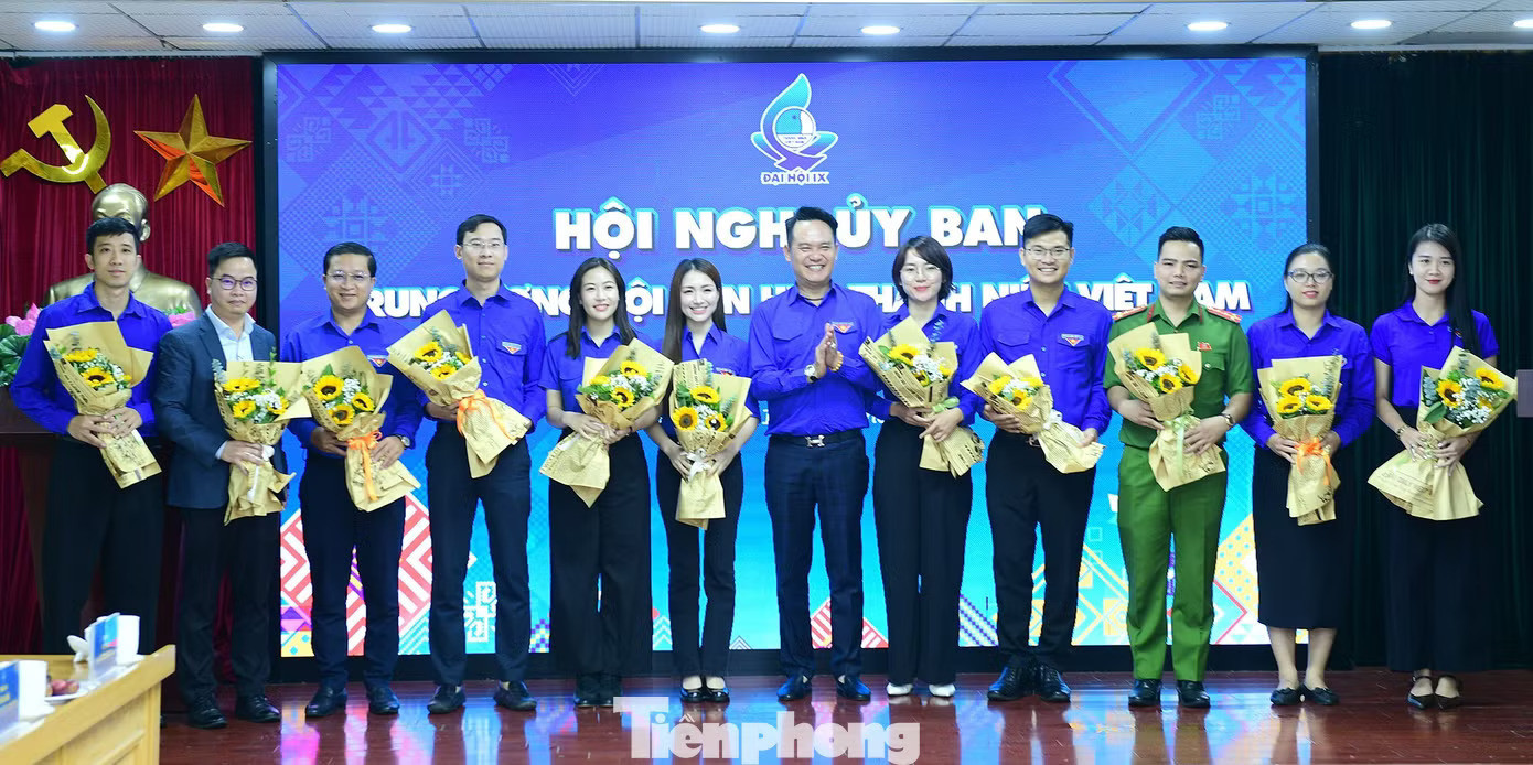 Ca sĩ Hòa Minzy (thứ 6, từ trái sang) cùng các anh, chị nhận hoa chúc mừng tham gia Ủy ban T.Ư Hội LHTN Việt Nam khóa IX. (Ảnh: Xuân Tùng)