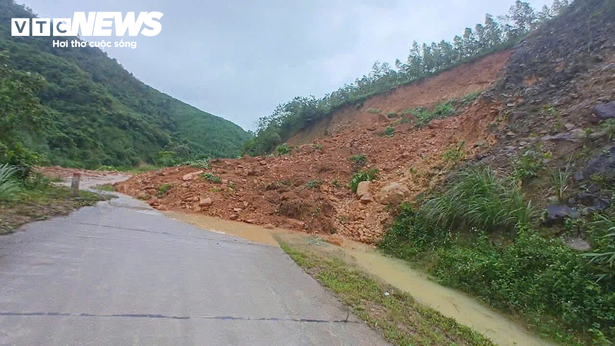 Mưa lớn kéo dài cũng gây sạt lở đất, đá tại một số tuyến đường. Tại tuyến đường trang trại thôn Thành Mỹ đi hang Con Moong, một khối lượng đất đá từ trên đồi cao sạt xuống, gây ách tắc giao thông. Tại thôn Yên Thành (xã Thành Vinh) 5 hộ với 18 nhân khẩu nằm gần khu vực có nguy cơ sạt lở cao cũng được di dời.